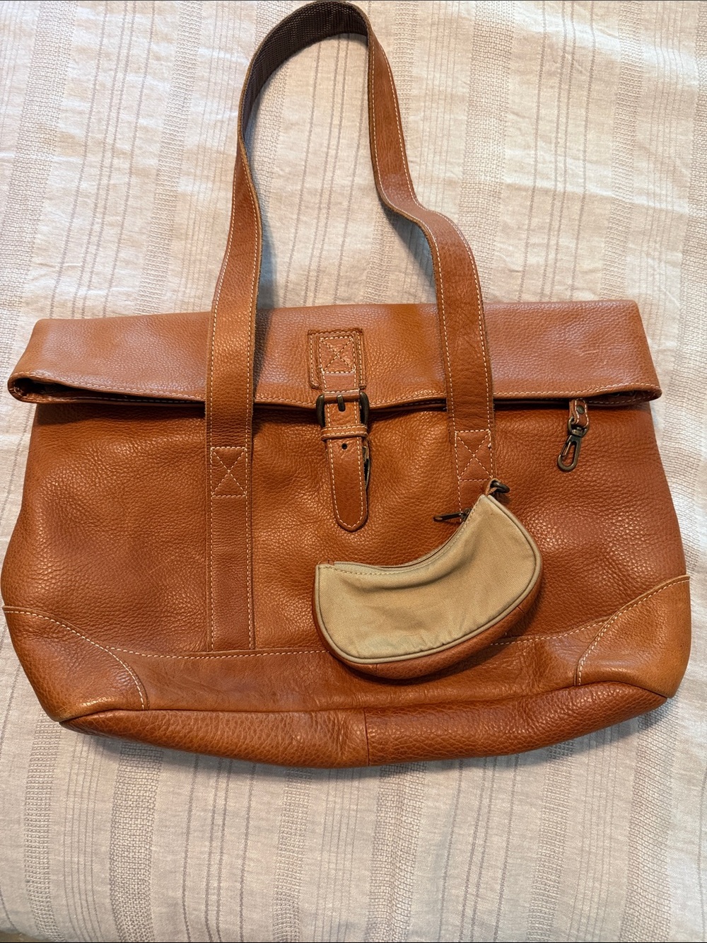 Vintage L.L. Bean pebble-grain leather tote bag features a fold-over top closure - Picture 8 of 16